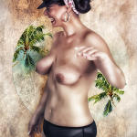 Mujer adulta posando de perfil con el torso desnudo, rodeada de hojas tropicales y fondo cálido.