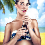 Mujer adulta sonriendo en primer plano, sosteniendo una botella de Coca-Cola ante un fondo de playa tropical.