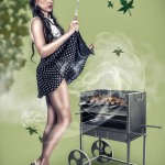 Mujer adulta junto a una barbacoa o parrilla, sosteniendo una falda de lunares y un utensilio de cocina en una escena retro.
