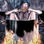 Mujer adulta sentada dentro de un gran caldero, rodeada de humo y fuego en una escena fantástica de estilo pin-up.