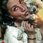 Mujer adulta abrazando y besando a un pequeño perro, en una imagen dulce de estética retro.