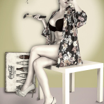 Mujer adulta sentada sobre una mesa blanca, con vestido estampado, teléfono antiguo y maleta decorativa.
