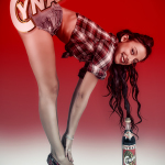 Mujer adulta sentada junto a un racimo de uvas y un cartel de Cinzano, en una composición inspirada en publicidad antigua.