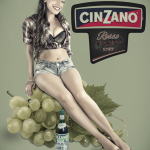 Mujer adulta sentada junto a un racimo de uvas y un cartel de Cinzano, en una composición inspirada en publicidad antigua.