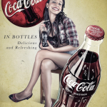Mujer adulta sentada junto a una gran botella de Coca-Cola y un cartel publicitario retro.