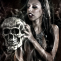Mujer adulta de estética gótica junto a una calavera, en una composición oscura de vampiros.