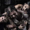 Grupo de figuras adultas desnudas o semidesnudas en una composición de ataque y movimiento oscuro.