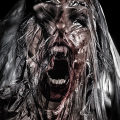 Primer plano de una figura femenina gritando, con el rostro cubierto de sangre y textura oscura bajo un velo transparente.