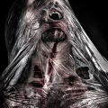 Figura femenina cubierta por una tela o plástico transparente, con la lengua fuera y manchas oscuras sobre el cuerpo.