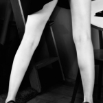 Piernas femeninas en blanco y negro, separadas y recortadas desde el muslo hacia abajo.