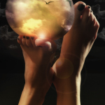 Dos plantas de los pies levantadas hacia la cámara, con una luz cálida o esfera luminosa entre ellas.