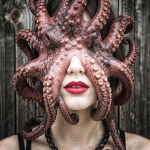 Retrato de mujer adulta con el rostro cubierto por tentáculos de pulpo, en una composición surreal y marina.