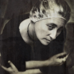 Retrato de una mujer loca o figura femenina envejecida, inclinada hacia delante en una escena de aire antiguo y melancólico.