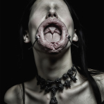 Mujer monstruosa con la cabeza echada hacia atrás, mostrando la lengua en una pose de transformación inquietante.
