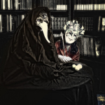 Dos figuras cubiertas con mantos oscuros, una con máscara blanca, sentadas en un interior con libros y ambiente teatral.