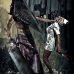 Pyramid Head caminando junto a una figura de enfermera vendada en un interior de hospital abandonado.