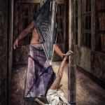 Pyramid Head de pie junto a una gran puerta o panel de madera mientras una enfermera vendada yace o se arrodilla en el suelo.