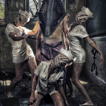 Pyramid Head rodeado o acosado por varias enfermeras monstruosas en un pasillo oscuro.