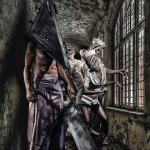 Pyramid Head junto a una enfermera vendada en una sala con grandes ventanas y luz grisácea.