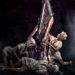 Pyramid Head inclinado sobre una figura tumbada, en una escena oscura de sometimiento y violencia.