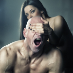 Mujer adulta cubriendo la boca de un hombre adulto en una escena de juego erótico y gesto teatral.