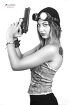 Retrato en blanco y negro de mujer adulta de perfil, con gorro o casco y una pistola levantada en una pose de fantasía.