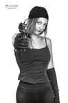 Retrato en blanco y negro de mujer adulta con camiseta oscura y gorro, apuntando con una pistola hacia la cámara.