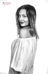 Retrato en blanco y negro de mujer adulta con blusa clara, girada de tres cuartos y sonriendo levemente.