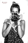 Cámara vintage Texto alternativo: Retrato en blanco y negro de mujer adulta sosteniendo una taza antigua delante del rostro.