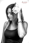 Retrato en blanco y negro de mujer adulta con vestido negro, apoyando unas flores sobre la cabeza.