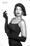 Retrato en blanco y negro de mujer adulta con boina oscura y cigarrillo, en una pose de aire clásico.