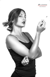 Retrato en blanco y negro de mujer adulta fumando, con el rostro en perfil y el cabello recogido.