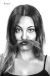 Primer plano en blanco y negro de mujer adulta sujetando un mechón de pelo sobre el labio a modo de bigote.