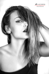 Retrato en blanco y negro de mujer adulta con el cabello movido hacia un lado y mirada intensa.