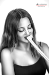 4Retrato en blanco y negro de mujer adulta sosteniendo una cinta entre los labios, con gesto relajado.