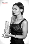 Retrato en blanco y negro de mujer adulta sosteniendo una vela entre las manos.