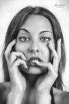 Primer plano en blanco y negro de mujer adulta estirando el rostro con los dedos en un gesto divertido.