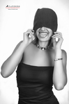 Retrato en blanco y negro de mujer adulta con gorro oscuro cubriéndole parcialmente los ojos.