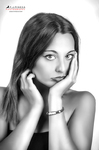 Retrato en blanco y negro de mujer adulta apoyando una mano en la mejilla y mirando serenamente a cámara.