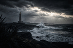 Faro junto al mar bajo un cielo cubierto de nubes oscuras, con olas rompiendo sobre las rocas de la costa.