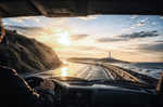 Vista desde el interior de un coche circulando por una carretera costera iluminada por el sol, con el faro al fondo.