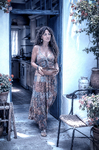 Alina de pie en una estancia blanca de Casa Salobre, entre la cocina, el patio y la luz azulada.