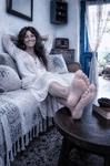 Alina recostada en un sofá de Casa Salobre, en una escena íntima de descanso y silencio.