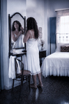 Alina frente a un espejo en el dormitorio de Casa Salobre, vestida de blanco y acompañada por su reflejo.