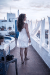 Alina en la azotea de Casa Salobre, tendiendo ropa blanca frente a la luz mediterránea.