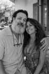 Retrato en blanco y negro de F. J. Pineda y Alina juntos, con gesto cercano y afectuoso.