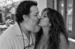 F. J. Pineda y Alina compartiendo un beso en una fotografía en blanco y negro de tono íntimo.