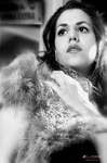 Retrato en blanco y negro de Marina con abrigo de pelo, mirada elevada y estética clásica de glamour.