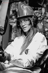 Ros Vélez posa en blanco y negro con casco y chaqueta clara, en una escena de estética industrial.