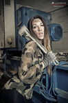 Ros Vélez posa con chaqueta de camuflaje en un entorno industrial, mirando a cámara con gesto firme.